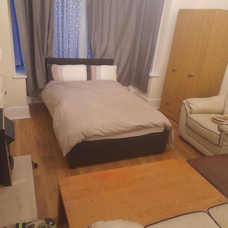 Big Room With Free Parking Londen Buitenkant foto